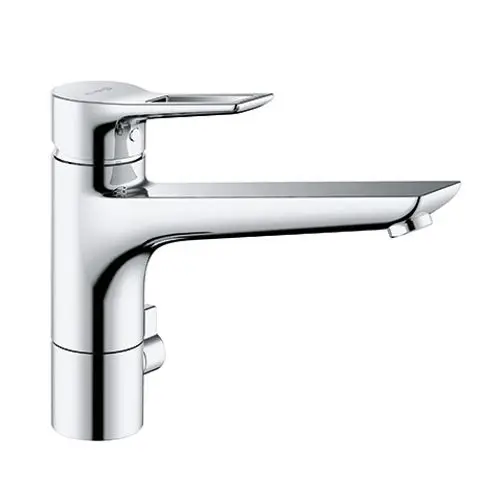 Chromfarbener Wasserhahn mit Bügelgriff von Kludi, geeignet für den Einsatz in Küchen oder Badezimmern. Klar strukturiertes Design mit langer Auslaufform.